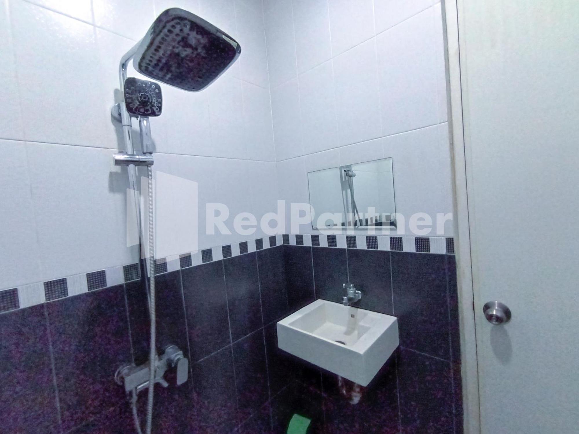 Nillo Hotel Kebumen Mitra Reddoorz Exterior foto